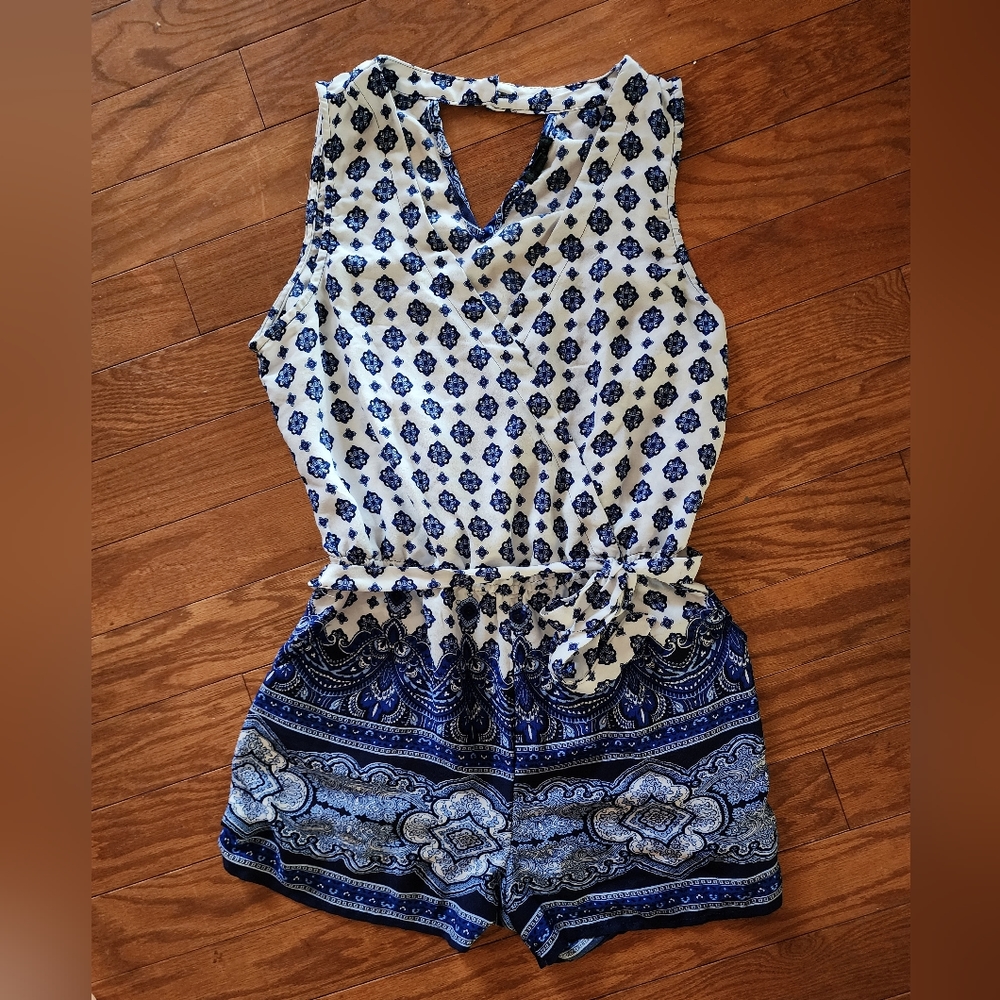Bebop Be You Be Free Junior V-Cut Paisley Romper Elastic Waist  Size L